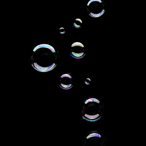 Seife displicente seifenblasen pusten blasring schwarz kugel — Foto de Stock
