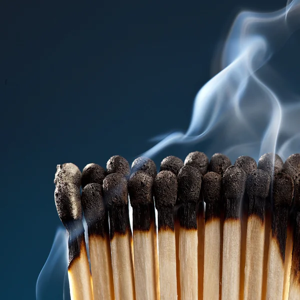 Brennende Streichhölzer Zündholz flamme rauch Qualm — Stock Fotó