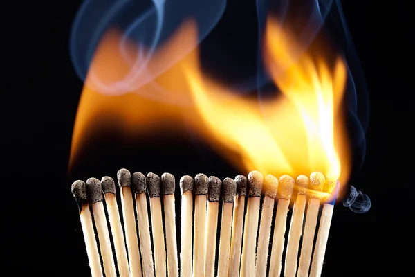 Brennende Streichhölzer Zündholz flamme rauch Qualm — Stock fotografie