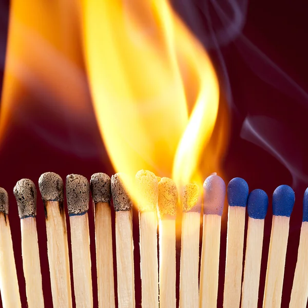 Brennende Streichhölzer Zündholz flamme rauch Qualm — Stockfoto