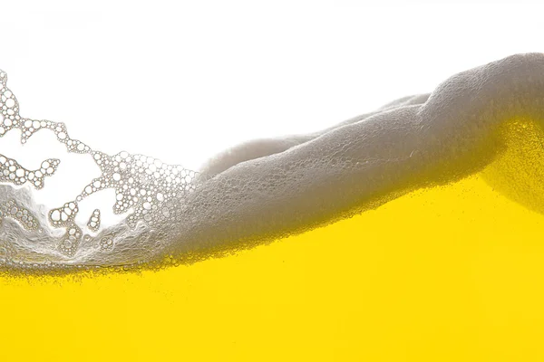 Bier schaum alkohol gaststätte Gold gelb welle wasser tropfen — Stok fotoğraf