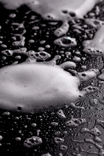 Espuma limpa no fundo preto — Fotografia de Stock