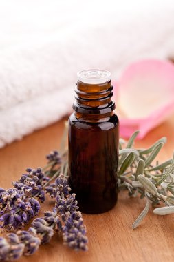 Lavendel ve parfum şişe havlu ile