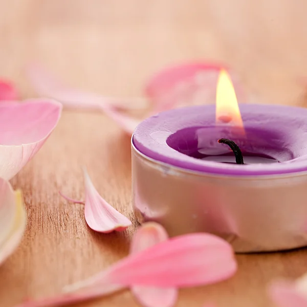Rose leafs s candel na dřevěné pozadí — Stock fotografie