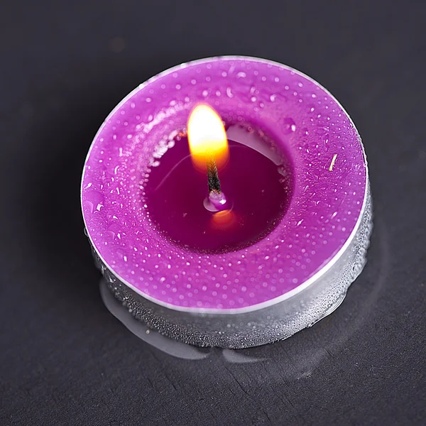 Candel med flamme på vatten — Stockfoto