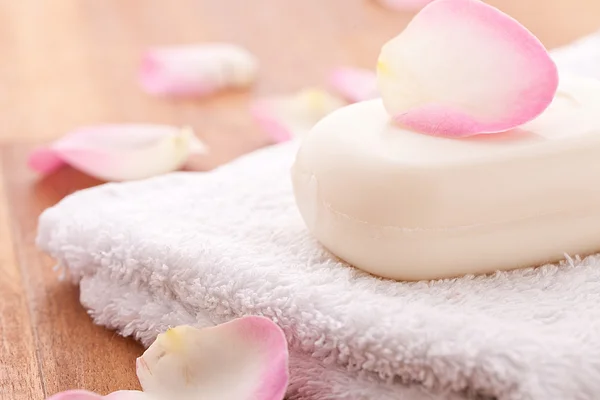 肥皂与玫瑰枫叶毛巾和木制背景 — 图库照片