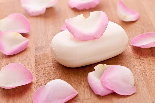 肥皂与玫瑰枫叶木制背景上 — 图库照片
