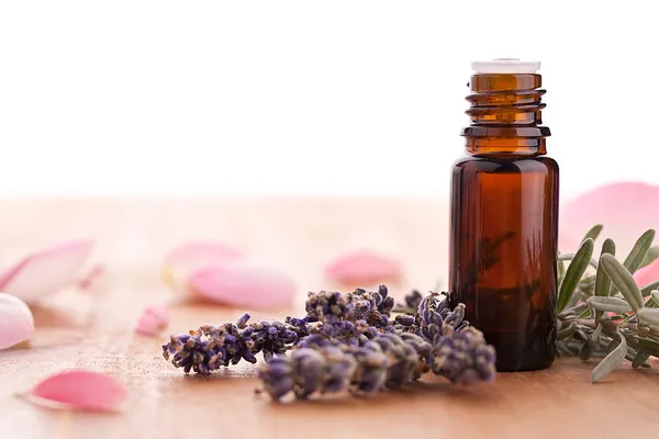 Lavendel i parfum butelki z różą liści na drewniane tła — Zdjęcie stockowe