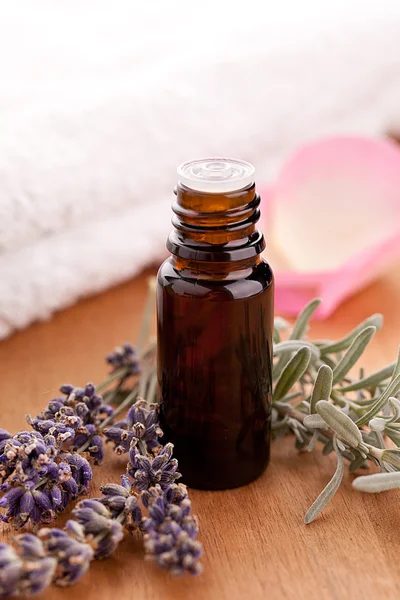Lavendel y botella de parfum con toalla —  Fotos de Stock