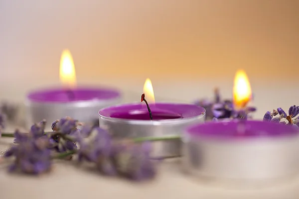 Candels with flamme with lavender — Stock Photo, Image