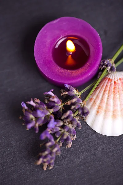 Candel met flamme met lavendel — Stockfoto