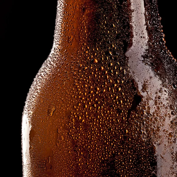 Бутылка пива с капельками — стоковое фото