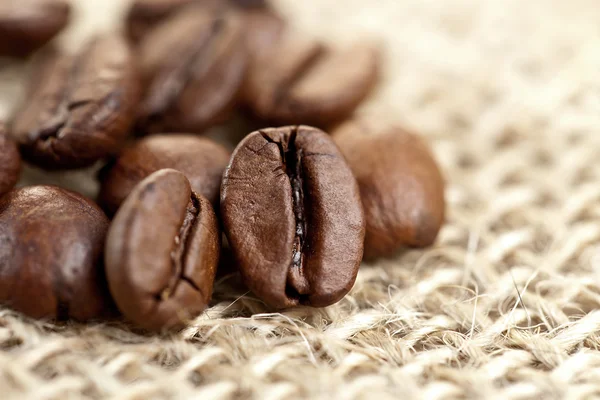 Bruin koffie bonen op een jute zak — Stockfoto