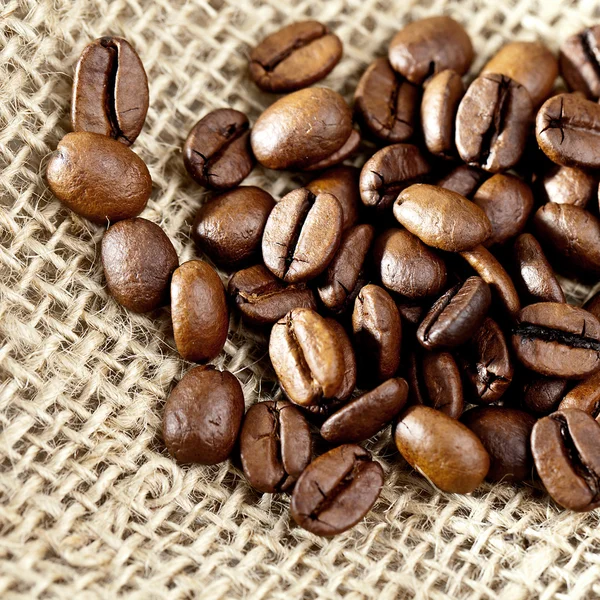 黄麻袋上的褐色咖啡豆 — 图库照片