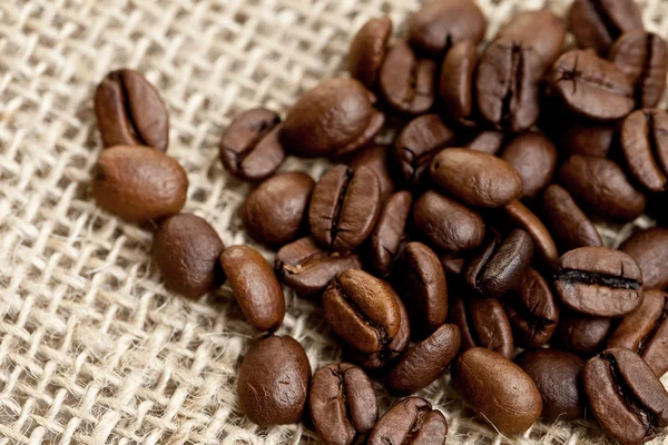 Bruin koffie bonen op een jute zak — Stockfoto