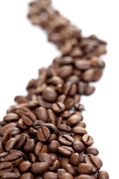 Granos de café marrón sobre fondo blanco — Foto de Stock