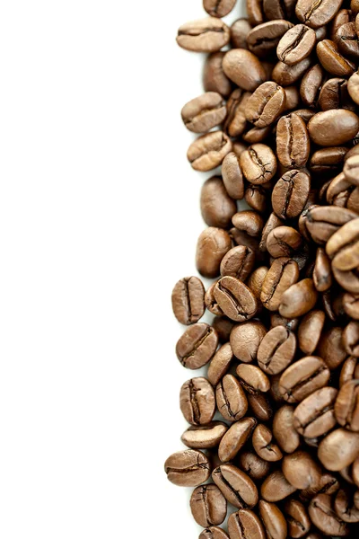 Granos de café marrón sobre fondo blanco —  Fotos de Stock