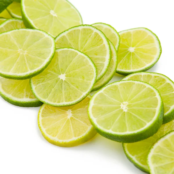 Groene limoenen (lemmetjes) schijven fruit cocktail op witte backgorund — Stockfoto
