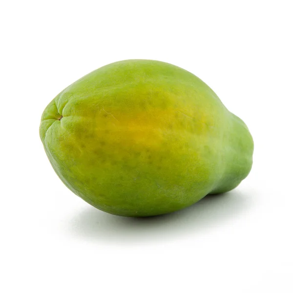 Yeşil papaya meyve üzerinde beyaz backgorund — Stok fotoğraf