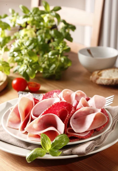 Salami och skinka — Stockfoto