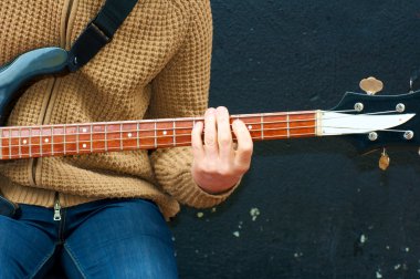 gitar çalmak