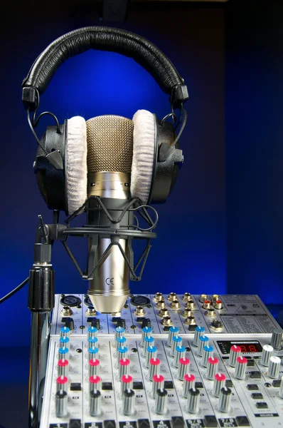 Misturador, microfone e fones de ouvido — Fotografia de Stock