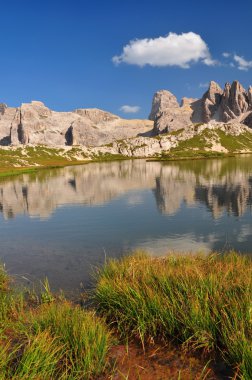 dolomites dağlarında dağ gölü