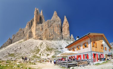 dolomites dağlarda Lavaredo dağ evi