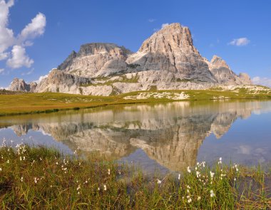 dolomites dağlarında dağ gölü