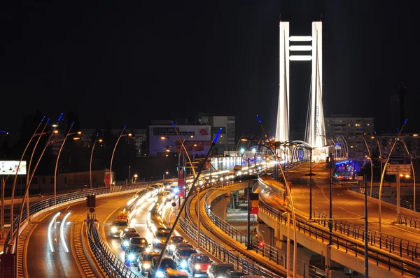 Nachtverkehr auf der Basarab-Brücke, Bukarest, Rumänien — Stockfoto
