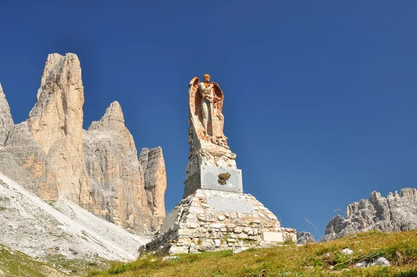 Monumento commemorativo sulle Dolomiti — Foto Stock