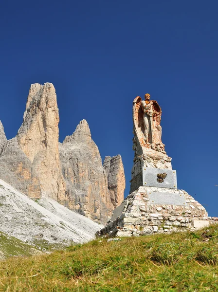 Memorial monument in Dolomites mountains — Stock Photo, Image