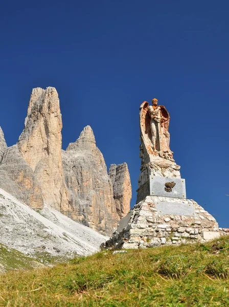 Monumento commemorativo sulle Dolomiti — Foto Stock