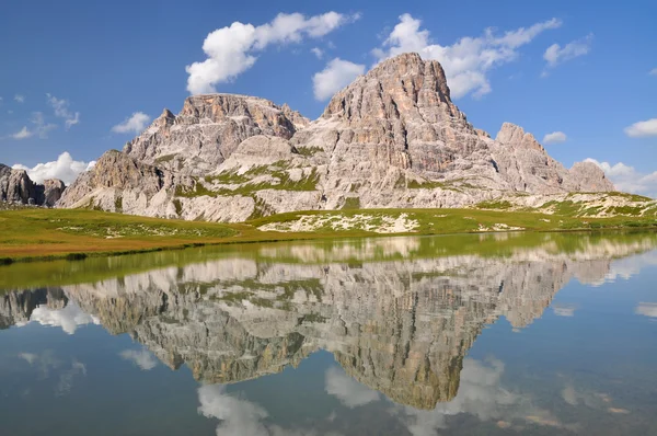 Lago de montaña en las montañas Dolomitas —  Fotos de Stock