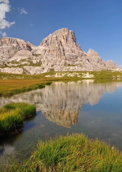 Lago de montaña en las montañas Dolomitas — Foto de Stock
