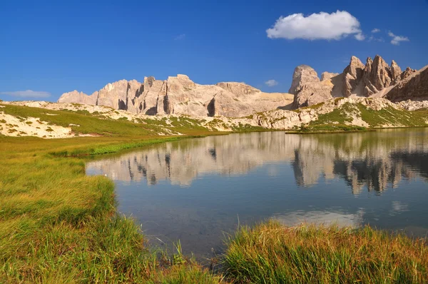 Horské jezero v pohoří Dolomity — Stock fotografie