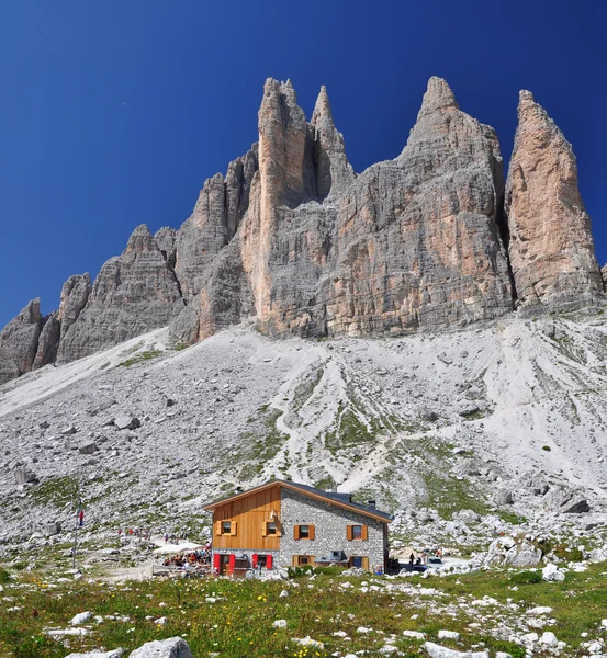 Lavaredo chalet i Dolomiterna bergen — Stockfoto