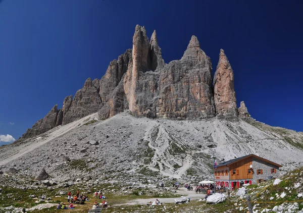 Lavaredo chalet i Dolomiterna bergen — Stockfoto