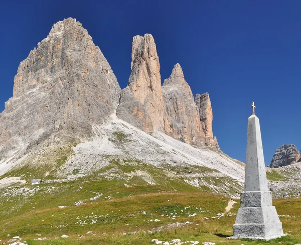 Memorial monument i Dolomiterna bergen — Stockfoto
