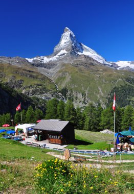 Matterhorn tepe ve bir dağ evi