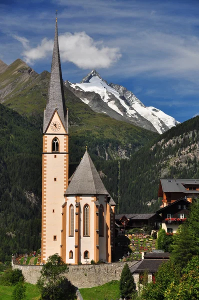 Heiligenblut církev před vrchol grossglockner, Rakousko — Stock fotografie