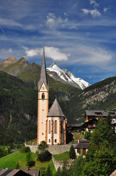 Igreja Heiligenblut em frente ao pico Grossglockner, Áustria — Fotografia de Stock