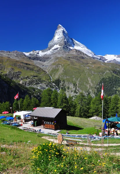 Matterhorn piek en een chalet — Stockfoto