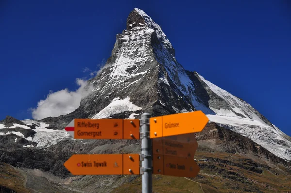 Sinais de informação em frente ao pico de Matterhorn — Fotografia de Stock