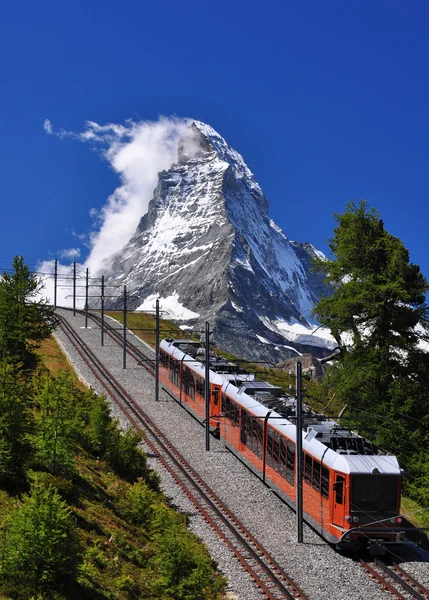 Matterhorn met spoorweg en trein — Stockfoto