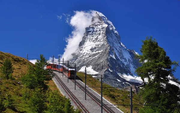 Matterhorn mit Bahn und Zug — Stockfoto