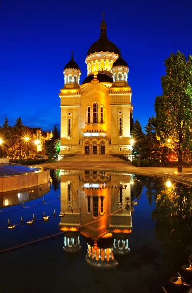 Vista noturna da catedral ortodoxa de Cluj Napoca — Fotografia de Stock