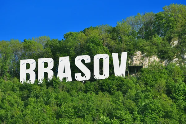 De naam van de stad brasov in volumetrische brieven op tampa berg — Stockfoto