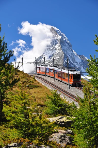 Matterhorn com ferrovia e trem Imagens De Bancos De Imagens Sem Royalties