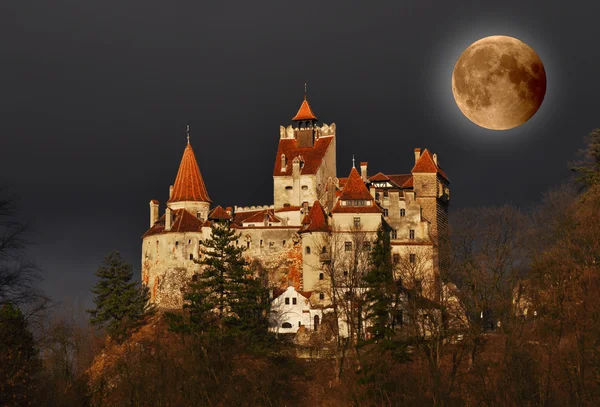 Dracula's kasteel op volle maan Stockfoto
